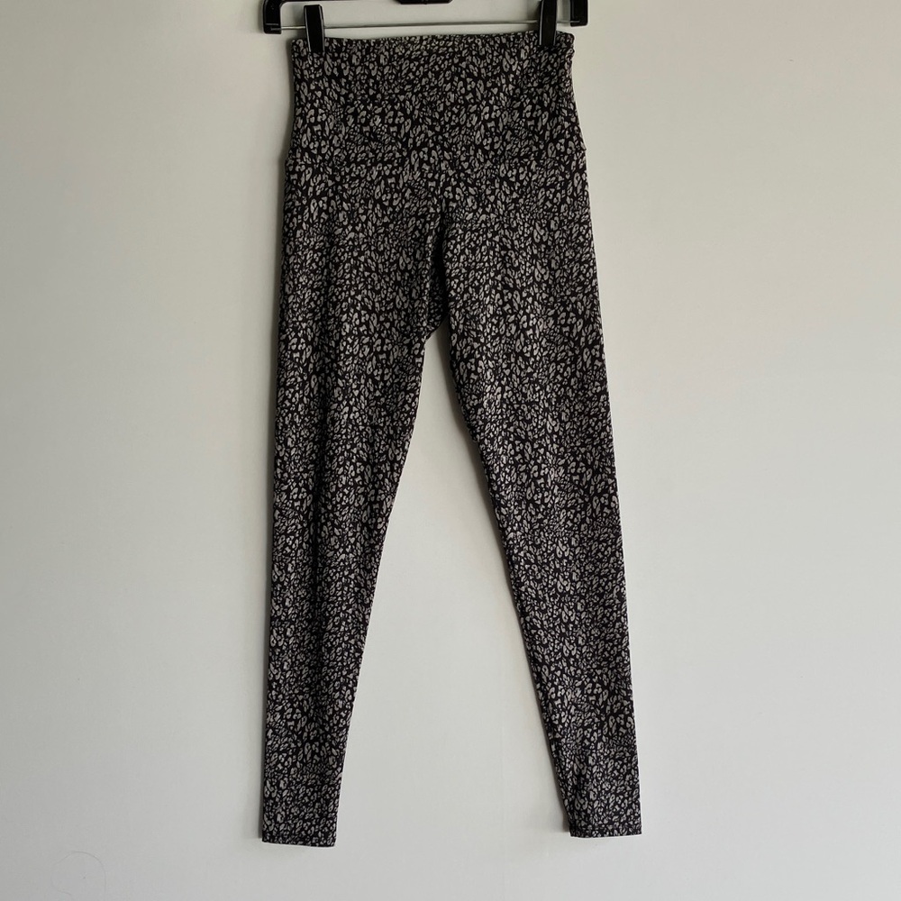 Onzie Black and Gray Patterned Leggings